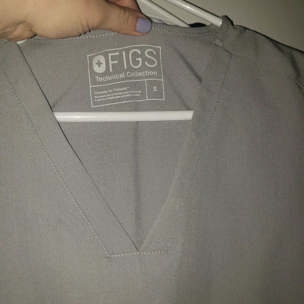 Figs Scrub Top in Cement, 3 pocket Casama.